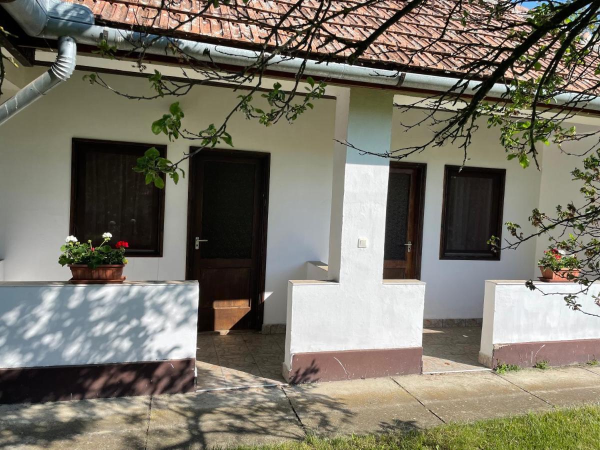 Zsuzsa Apartman Apartamento Poroszló Exterior foto